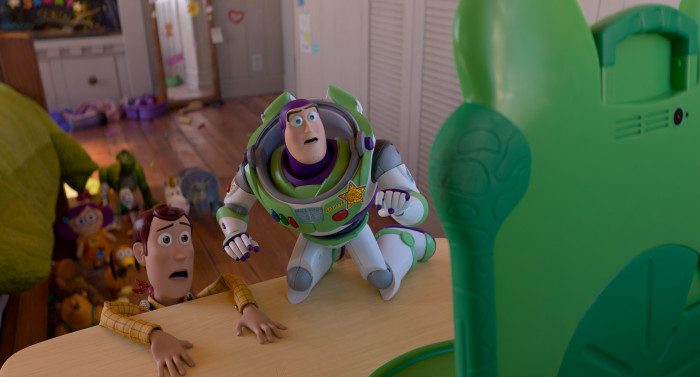 Hoch oben in seiner Ladestation auf dem Nachttisch thront Lilypad. (Bild: Walt Disney Pictures)